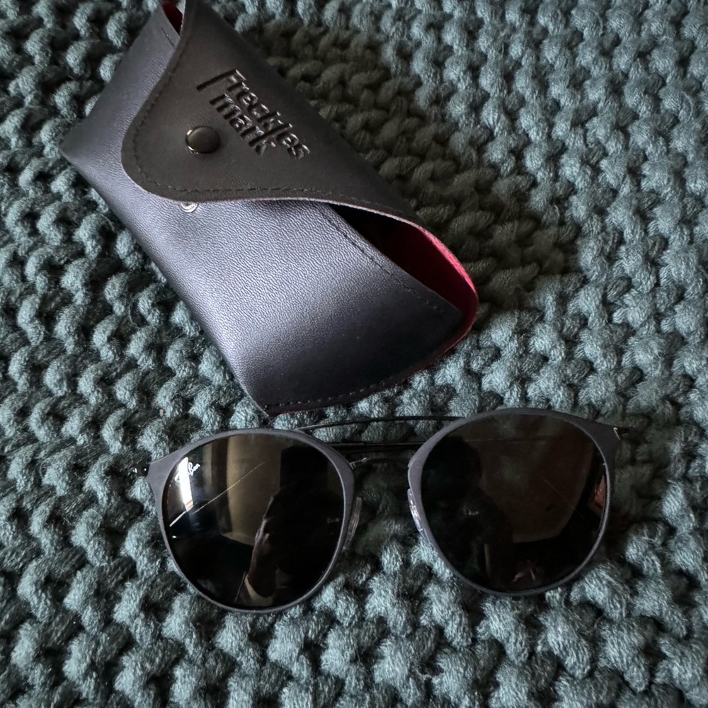 Ray-Ban black round sunglasses